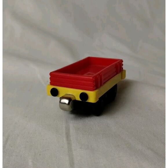 THOMAS & FRIENDS LOW CARGO TRUCK TRAIN CAR Magnetic Gullane Take n Play - 3641A - Picture 3 of 5